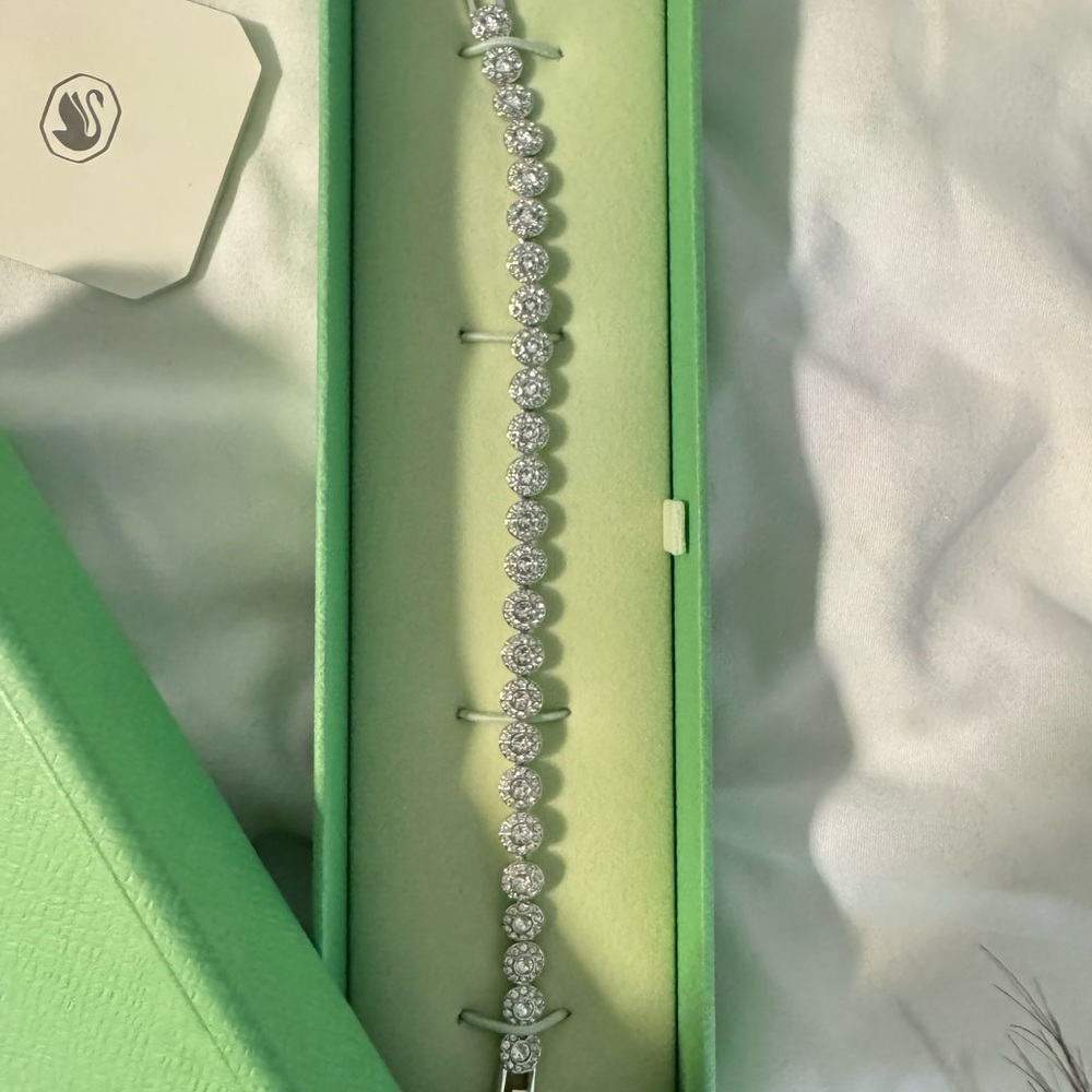 Elegant Silver Bracelet with Sparkling Accents